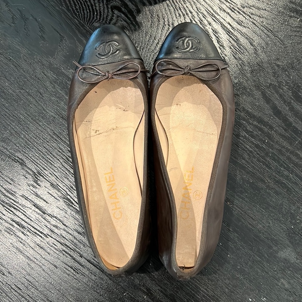 Chanel ballet flats in dark brown and black. Size 39.5.